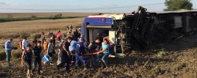В Турции при сходе поезда с рельсов погибли 10 человек