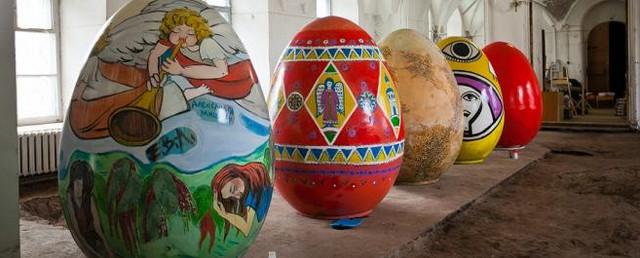В Красногорском районе расписали 2-метровые пасхальные яйца