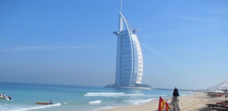 Полиция Дубая будет учить туристов уважать традиции