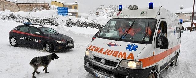 Горный отель в Италии оказался в плену снежной лавины