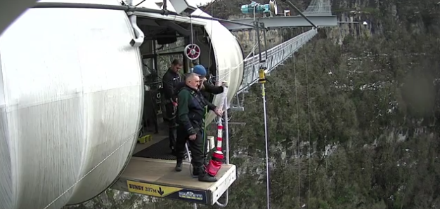 В Сочи 87-летний пенсионер прыгнул на тросе с высоты 207 метров