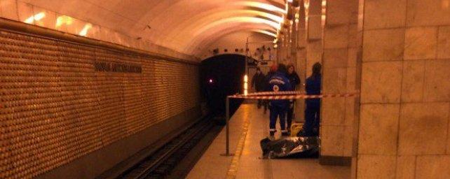 В метро Петербурга мужчина скончался после падения на рельсы