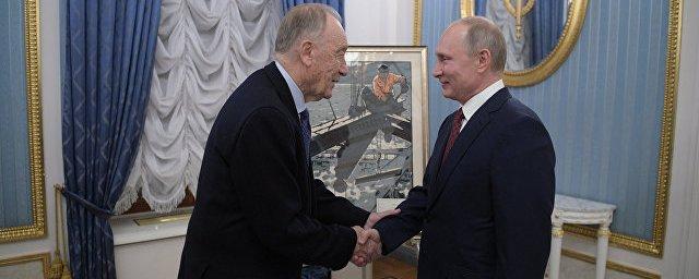Путин подарил композитору Щедрину картину «Монтажник-высотник»