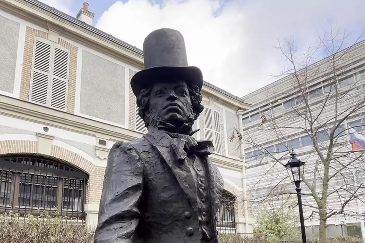 Потомок Пушкина открыл памятник поэту в русском культурном центре в Париже