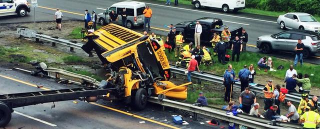 В США 43 человека пострадали и два погибли в ДТП со школьным автобусом