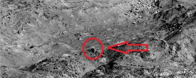Уфологи заметили в кратере на Луне обломки НЛО
