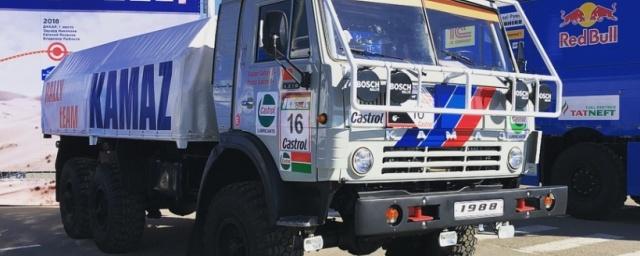 Компания «КАМАЗ» показала на фото новый гоночный грузовик