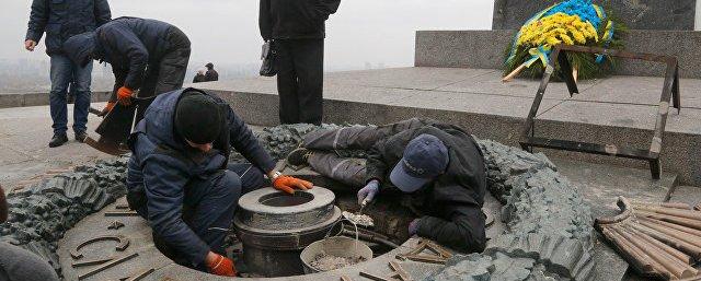 Полиция Киева возбудила дело после осквернения Вечного огня