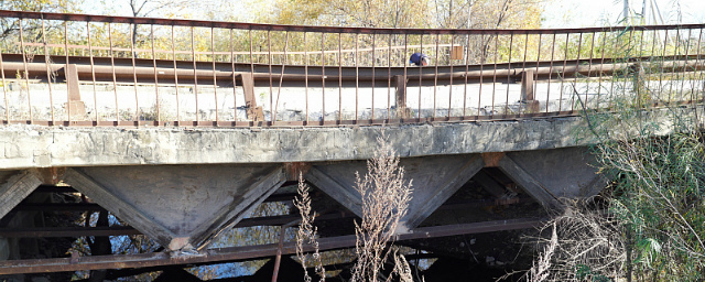 В Хабаровске из-за самосвала едва не обрушился мост