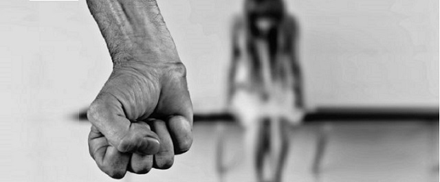 В Тихвине девочку-подростка изнасиловали, шантажируя интимными фото