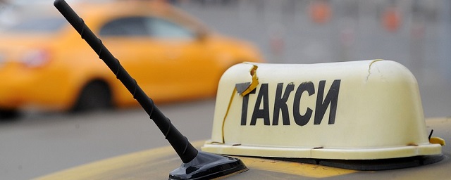 В Барнауле избили и ограбили женщину-таксиста