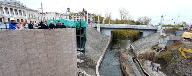 Губернатор проверил ход реконструкции Каменного моста в Томске