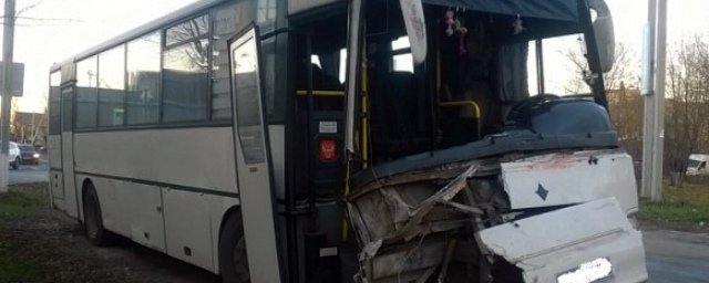 В ДТП с грузовиком в Ивановской области пострадали 10 человек