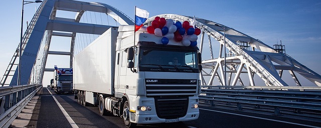 По Крымскому мосту за первую неделю проехали 10 тысяч грузовиков
