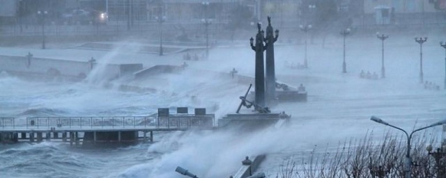 Власти Новороссийска ввели режим ЧС из-за приближающегося урагана