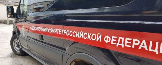 В Барнауле на козырьке жилого дома обнаружено тело молодого мужчины