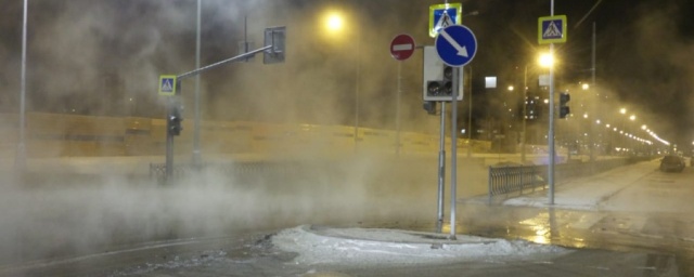 В Екатеринбурге из-за прорыва канализации стоки затопили улицу
