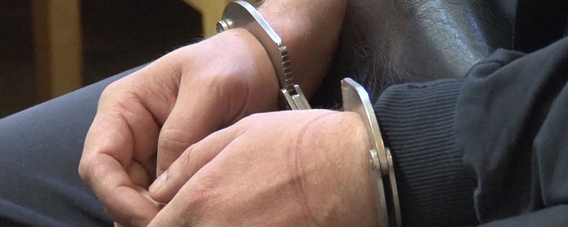 Житель Кирова ударил гостя квартиранта ножницами и ограбил его