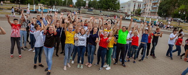 Ногинская молодежь поддержала сборную России спортивным флешмобом