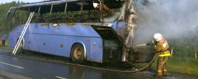 В Алтайском крае на автотрассе полностью сгорел пассажирский автобус
