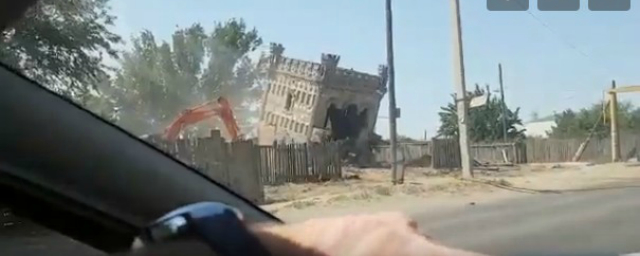 В Астраханской области снесли замок из бутылок и мусора