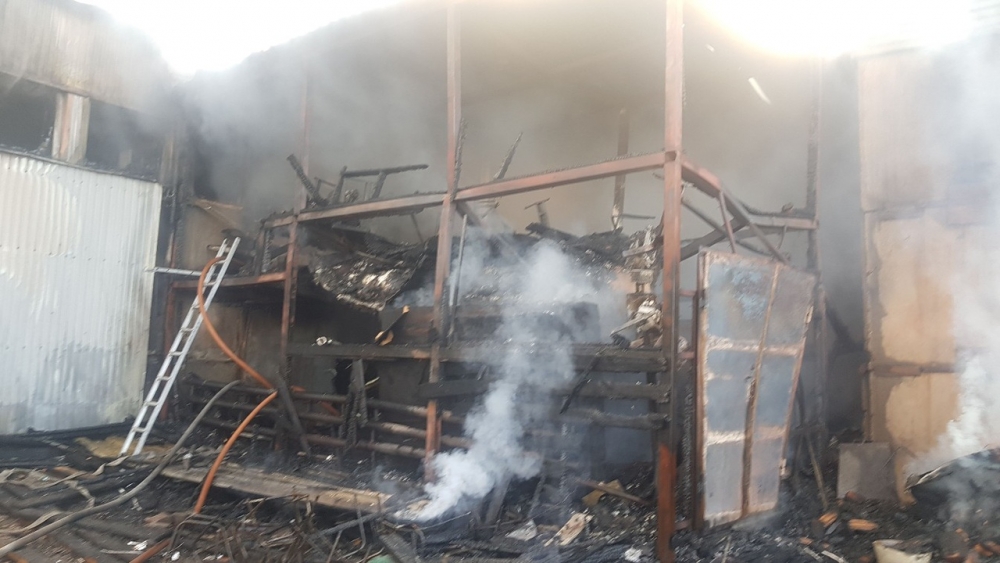 В Томске в мебельном цехе произошел пожар