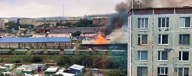 Крупный пожар возник на складе овощебазы в Мурманске