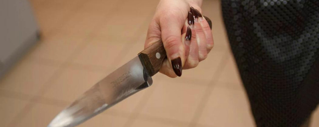 Жительница Сланцев вонзила нож в грудь своему сожителю