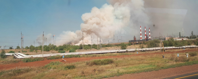 Возле Оренбургского газоперерабатывающего завода горит сухая трава