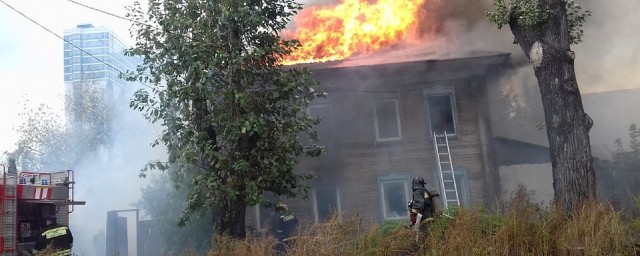 В Барнауле на улице Анатолия горел 2-этажный деревянный дом