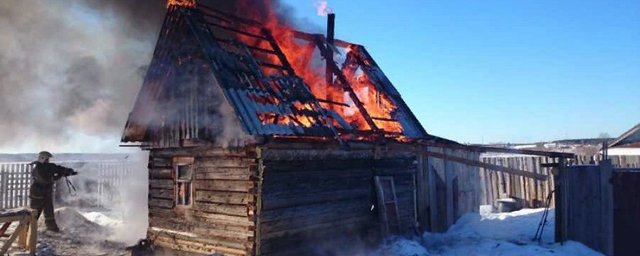 В Хакасии в выходные пожарные тушили две бани