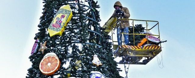 В Ярославле стартовала уборка новогодних украшений