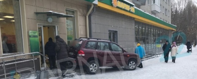 В Барнауле Hyundai протаранил три машины и врезался в офис «Сбербанка»