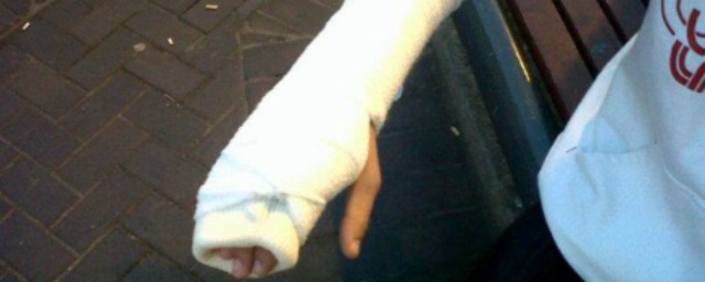 Житель Ростовской области загипсованной рукой разбил авто обидчика