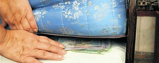 В Кохме из-под подушки 92-летней пенсионерки похитили миллион рублей