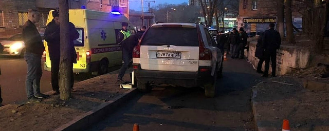 Женщина с ребенком, сбитые на тротуаре, умерли в больнице Владивостока