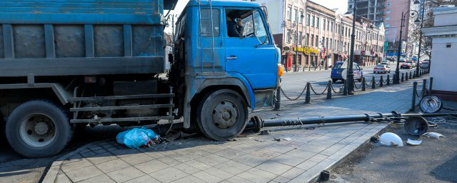 Сбитый грузовиком столб рухнул на жительницу Владивостока