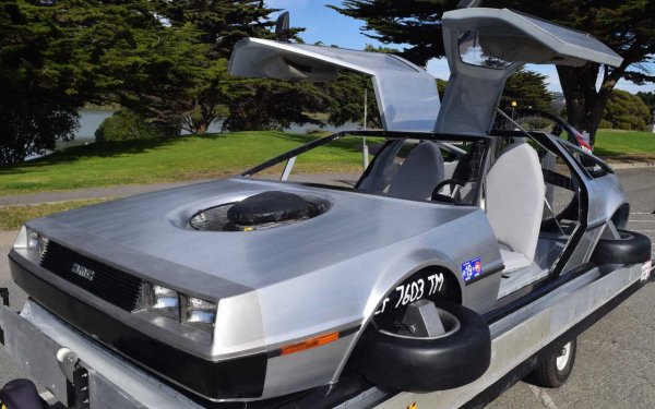 Летающий автомобиль DeLorean продают за 3 млн рублей