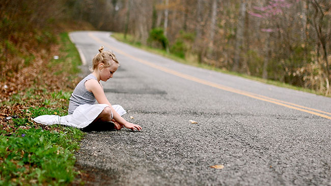 девочка у дороги