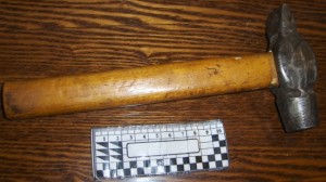 Убил молотком