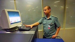 Петербурженку задержали на таможне с часами и украшениями на 16 млн