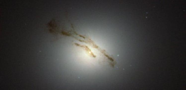 Телескоп «Хаббл» сделал снимки гигантской галактики М84