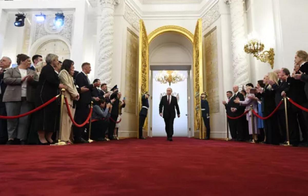 Яркие цвета и неуместный кокошник: Чьи образы на инаугурации президента раскритиковали стилисты?