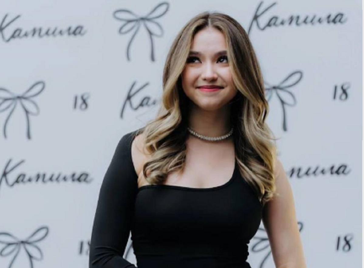 «Взрослое» платье и шикарный букет: С кем встретила свое 18-летие Камила Валиева?