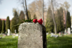 Священник рассказал об отношении РПЦ к памятникам на могилах