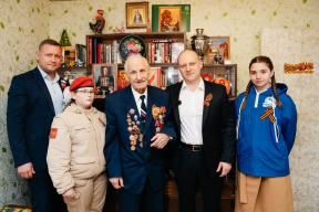 Максим Красноцветов поздравил с праздником ветерана из Пушкина Владимира Телушкина