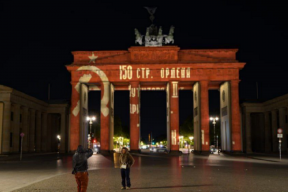 На Бранденбургские ворота в Берлине неизвестные спроецировали знамя Победы, европейцам напомнили о триумфе русских