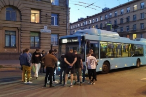В Петербурге девушка на самокате получила тяжелые травмы после столкновения с автобусом
