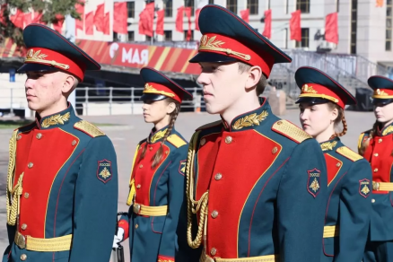 В Красноярске двое юных карабинеров потеряли сознание при поднятии флага города