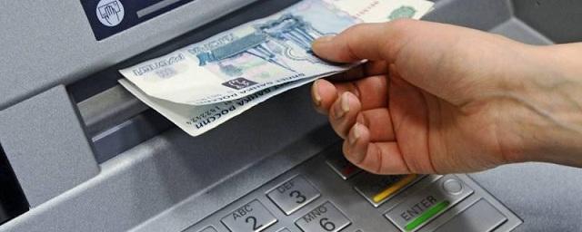 В Хабаровске работник банка сняла со счета пенсионерки 300 тысяч рублей